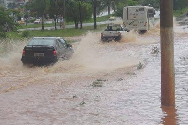 Chuva alaga ruas, derruba muro de condomínio e inunda casas em Patos de Minas