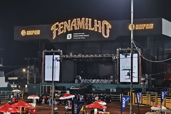 Mais de duas horas antes do show de Luan Santana, fãs já marcam posição na frente do palco; veja ao vivo