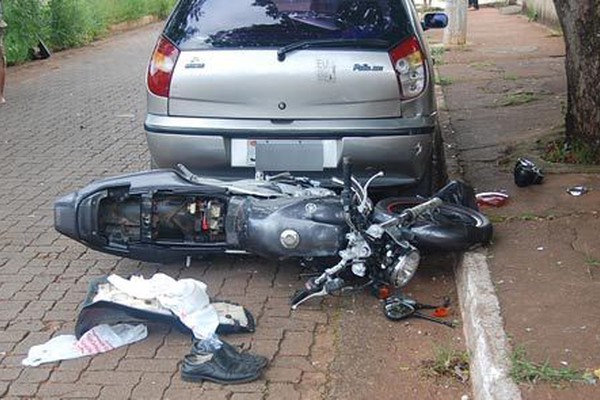 Motociclista acaba ferido em grave acidente na Av. Dilermando Gomes de Deus