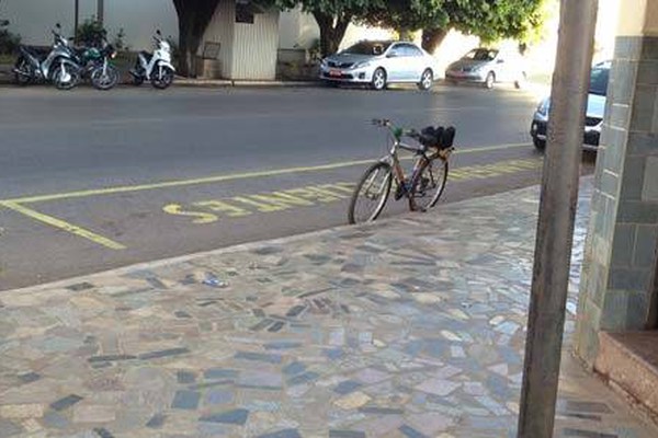 Sem fiscalização, espaços públicos viram estacionamentos privativos