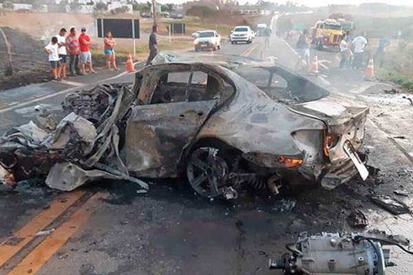 Carro importado bate violentamente contra veículo que atinge ônibus causando morte na BR365