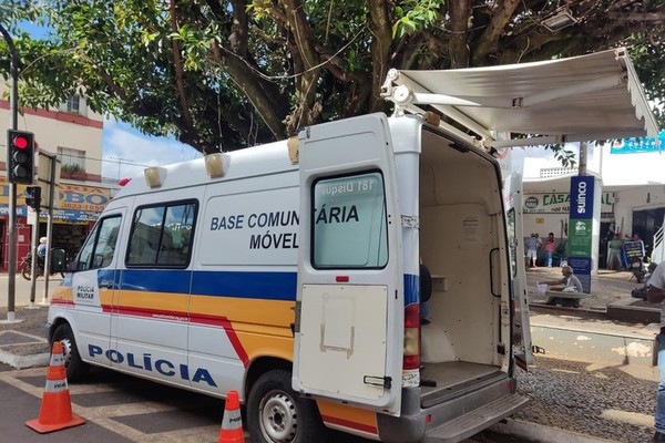 Mulher é presa após ameaçar policiais e perturbar o sossego de quem passa pelo Mercado Municipal