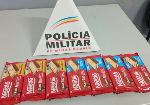 Homem tenta correr de supermercado com barras de chocolate, mas é perseguido e preso