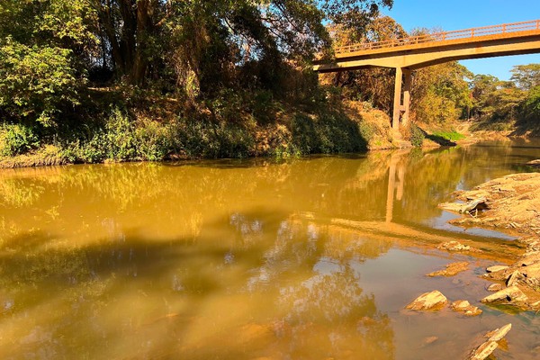 Moradores encontraram corpo de homem boiando no Rio Paranaíba, em Patos de Minas