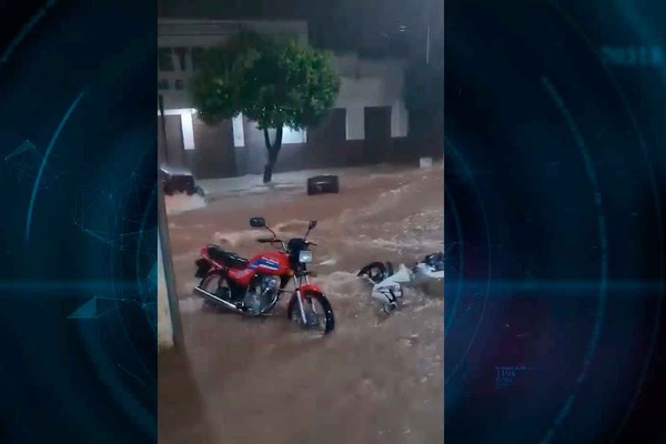 Temporal transforma ruas em rios e causa transtornos para moradores de Carmo do Paranaíba