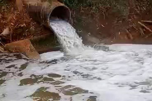 Pescadores flagram esgoto cobrindo as àguas do Rio Paranaíba de espuma em Patos de Minas