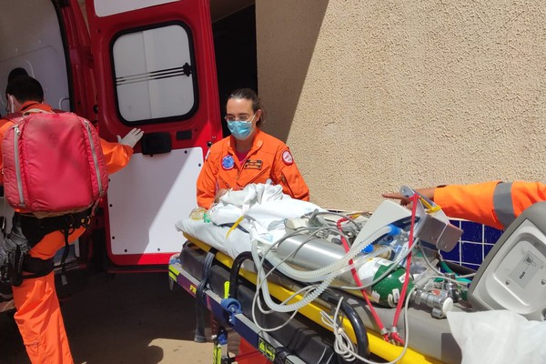 Com falta de leitos no Hospital Regional, bebê de apenas três meses é transferida de avião para Belo Horizonte