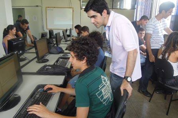 Estudantes aprendem programação de computadores brincando em Projeto da UFU