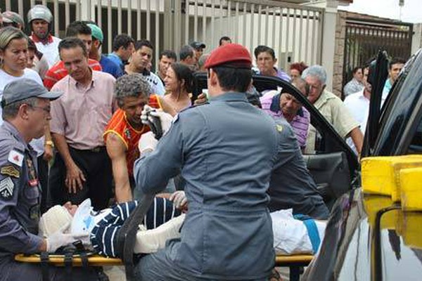 Duas caminhonetes batem na Avenida Paranaíba e motorista acaba ferido