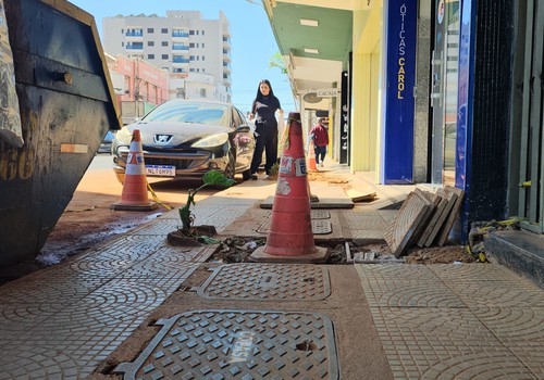 Buracos abertos há semanas no centro de Patos de Minas causam acidentes, prejuízos e indignação