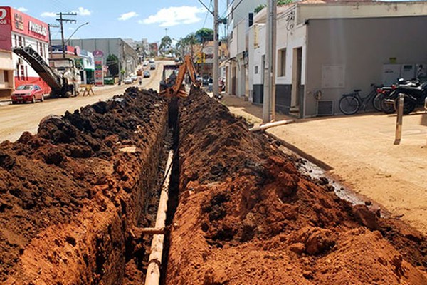 Obras na Major Gote incluem tubulação para retirar esgoto clandestino jogado na rede pluvial