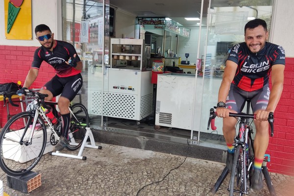 Amigos encaram 12 horas de pedalada sem parar para arrecadar brinquedos em Patos de Minas