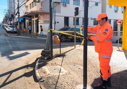 Poste de câmera do Olho Vivo ameaça desabar e Corpo de Bombeiros interdita área