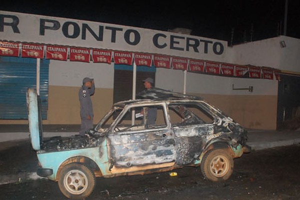 Após atirar à queima roupa em jovem, dono de bar tem carro incendiado; veja os disparos