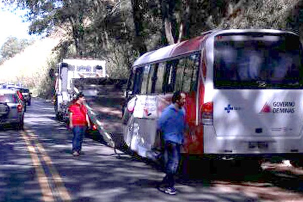 Carreta foge após causar acidente com micro-ônibus de pacientes de hemodiálise na MGC354