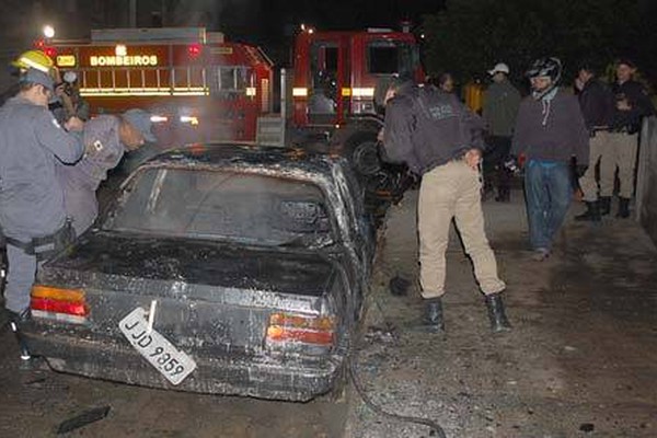 Carro abandonado é incendiado na Barão do Rio Branco e assusta moradores