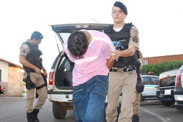 PM prende 4 homens no bairro Cerrado com mais de 25 pedras de crack