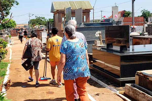 Preparação para o Dia de Finados movimenta o Cemitério de Santa Cruz nesta sexta-feira