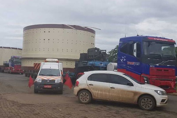 Transporte de peças gigantescas para mineradora deixa o trânsito lento na BR 365