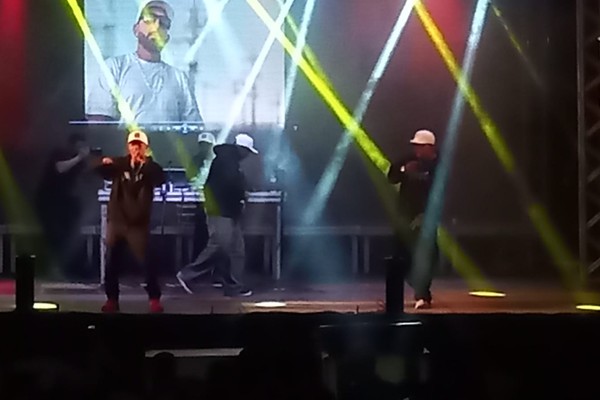 "Não dá pra viver assim, essa vida louca", cantam rappers destacando prejuízos das drogas, Ao Vivo