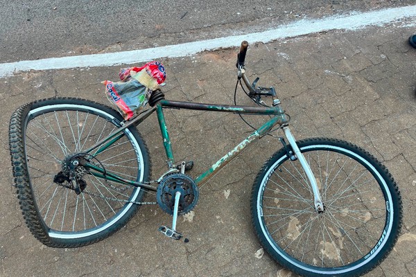 Motociclista sem CNH tenta evadir após atingir ciclista de 65 anos, mas acaba preso pela Polícia Militar