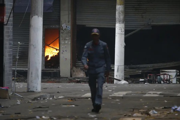 Incêndio no Shopping 25 de Março pode ter atingido cerca de 200 lojas