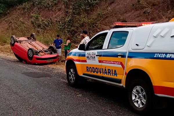 Motorista perde o controle da direção na MGC 462 e veículo para com as 4 rodas para o alto