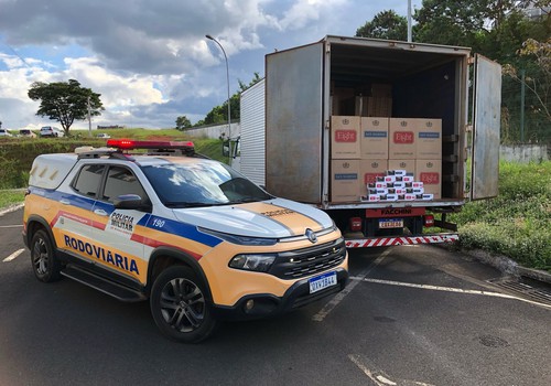 PM Rodoviária prende motorista com caminhão furtado e carga de cigarros contrabandeados