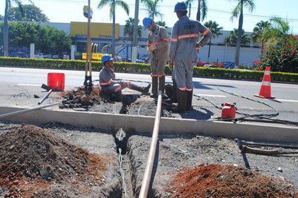 Empreiteira contratada pela CEMIG inicia reparos na iluminação da avenida J.K