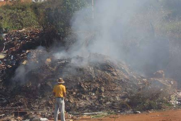 Prefeitura é multada em R$ 2.501,00 por causa de lixão e PM é acionada de novo