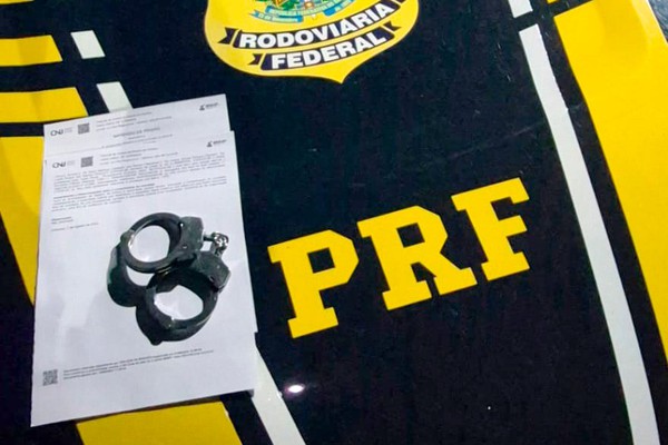 PRF aborda van na BR 365 e prende homem que estava fugindo da Paraíba para São Paulo