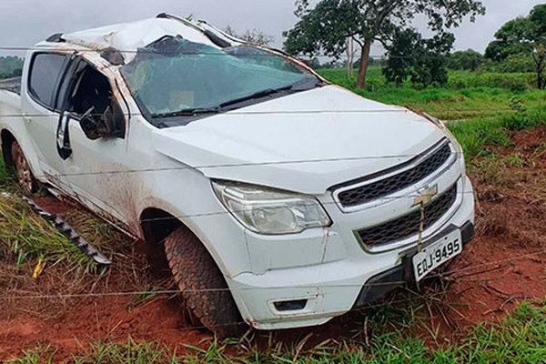 Motorista e passageiro ficam feridos após caminhonete sair da pista e capotar na MG230, em Patrocínio