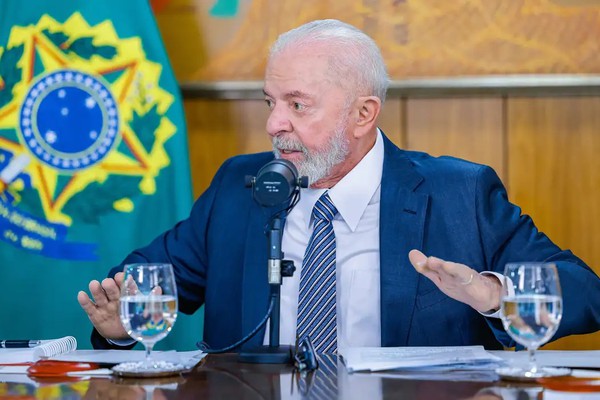 Lula descarta desvinculação de aposentadoria do salário mínimo