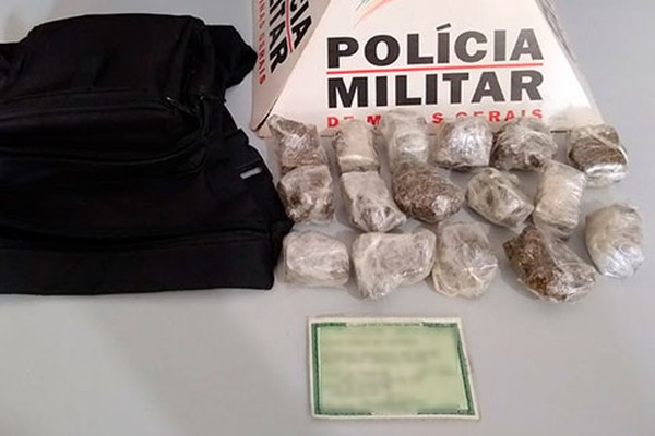 PM encontra tabletes de maconha pendurados em árvore e garoto é apreendido em Patos de Minas