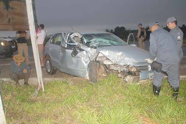 Carreta com 44 mil litros de álcool tenta desviar de baú e atinge carro com 6 pessoas