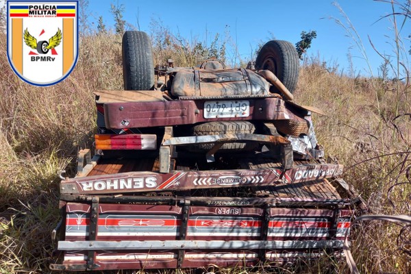 Motorista de 74 anos fica ferido após camionete rodar na BR 352 e capotar diversas vezes