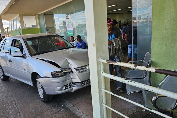 Veículo invade entrada da UPA e atinge pacientes que aguardavam atendimento