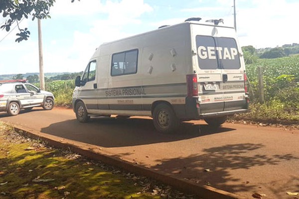 Agentes Penitenciários fazem buscas para localizar detento do Presídio Sebastião Satiro que fugiu