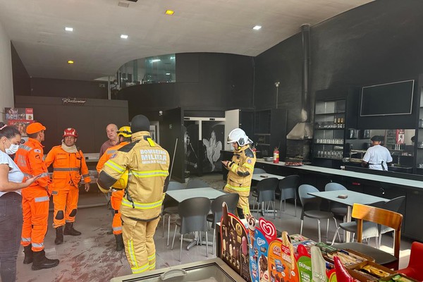 Funcionários de restaurante controlam princípio de incêndio e recebem elogios dos bombeiros