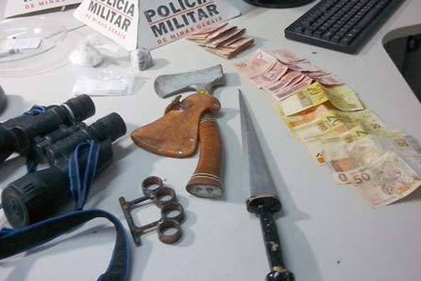 PM encontra droga, dinheiro e contabilidade do tráfico em casa no Jardim Recanto
