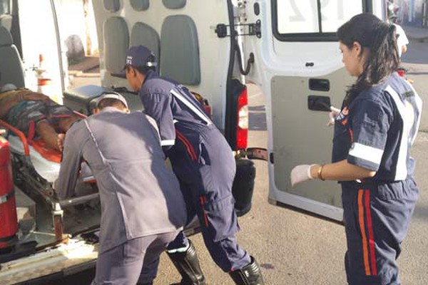 Motorista tenta conversão em cruzamento, moto bate em carro e dois jovens acabam no Regional