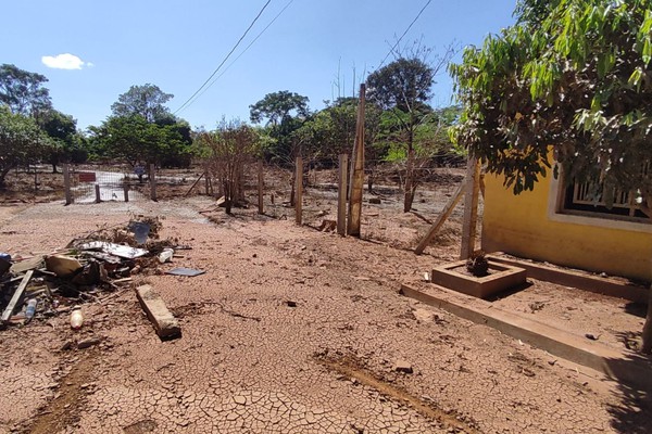 Nível do Rio Paranaíba continua diminuindo e ainda há marcas dos danos causados pelas enchentes