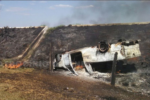 Veículo capota na BR 146 e motorista é socorrido por populares antes do veículo explodir