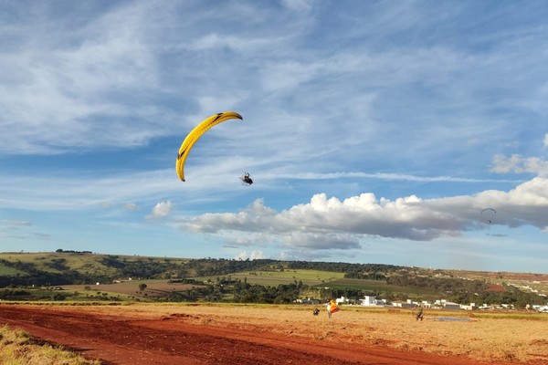 Encontro de paramotor e trike reúne pilotos de várias cidades do estado em Patos de Minas