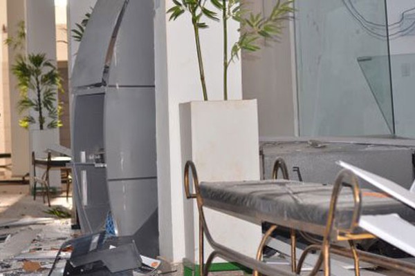 Bandidos explodem caixa eletrônico em hotel no centro de Varjão de Minas