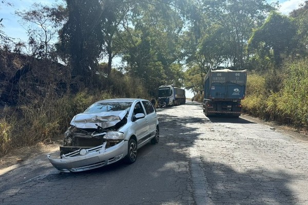 Condutor reduz velocidade em asfalto com más condições e é atingido por outros veículos, na MG230