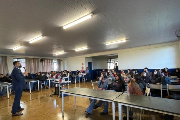Comarca de Patos de Patos de Minas implanta Programa Conhecendo o Judiciário, com a atividade o Juiz Vai à Escola