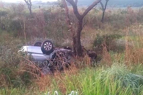 Carro capota após se envolver em acidente com duas carretas e duas pessoas ficam feridas na BR365