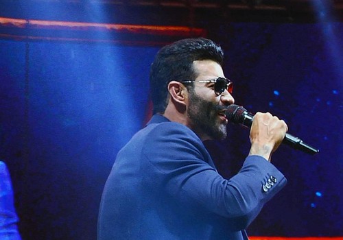 "Diga que mal te fiz eu"; Gusttavo Lima inicia show para maior público da Fenamilho; veja ao vivo