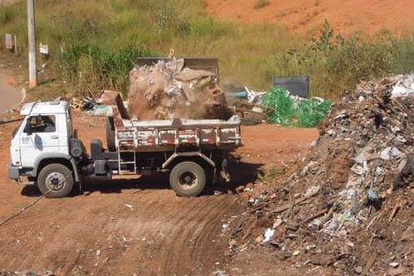 Prefeitura inicia a limpeza de área de preservação que se transformou em lixão